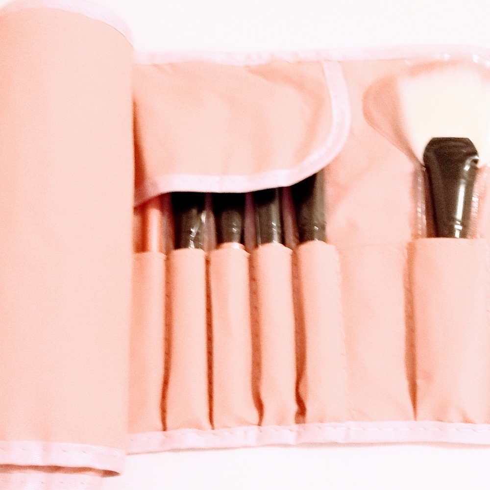 32 Piece Set Yuwaku Cosmetic Brushes. Brand New Sealed In Pink Roll Up Tie Bag